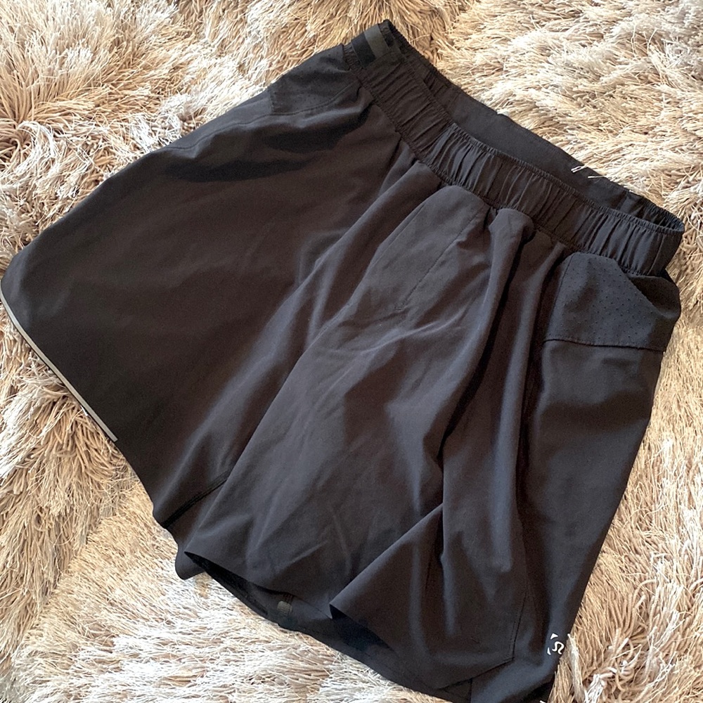 LULULEMON Mens lined shorts